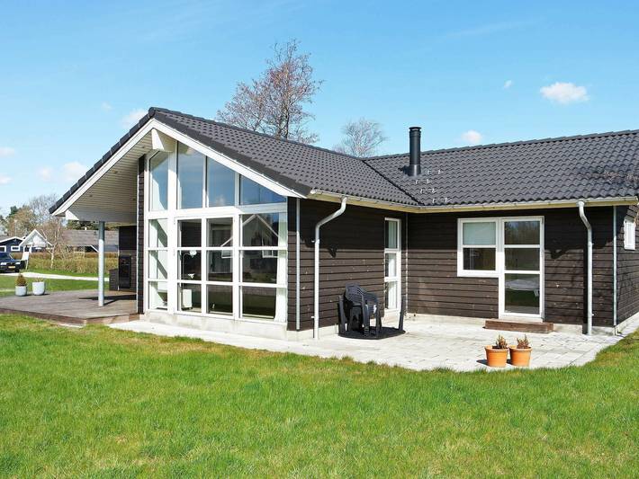 Ferieudlejning for 10 personer, med have og jacuzzi samt terrasse, børnevenlig i Øster Hurup