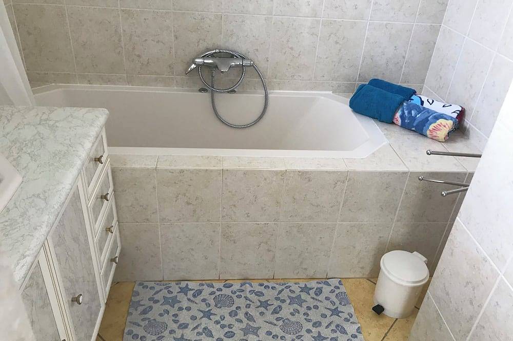 Renovated house, small sea view, 5 minutes from beaches and Gr34. Pets allowed in Plestin-les-Grèves, Ceinture Dorée