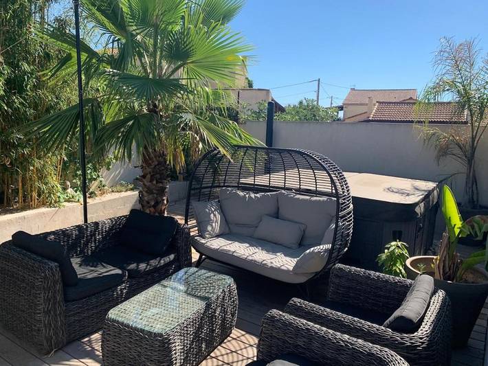 Gîte pour 4 personnes, avec terrasse et piscine ainsi que jardin et jacuzzi à Marignane - 2