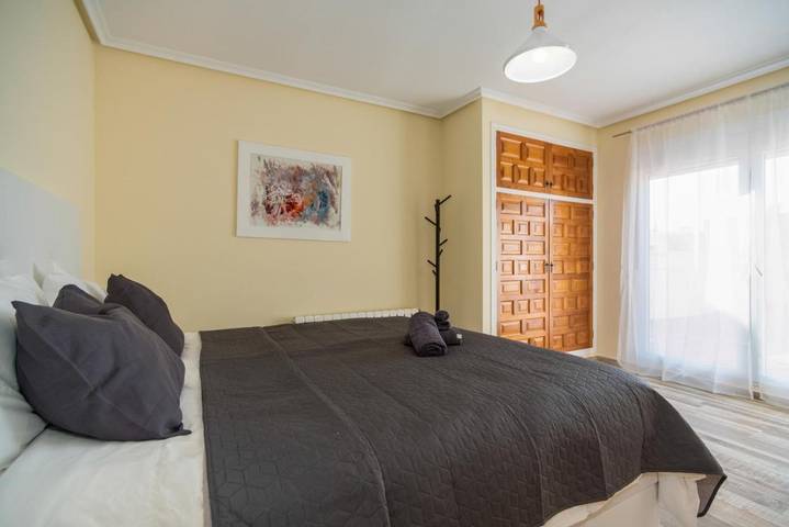 Casa rural para 6 personas, con piscina además de jardín y jacuzzi en San Miguel de Salinas - 4