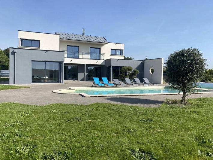 Gîte pour 12 personnes, avec Jacuzzi et Terrasse ainsi que Jardin et Piscine