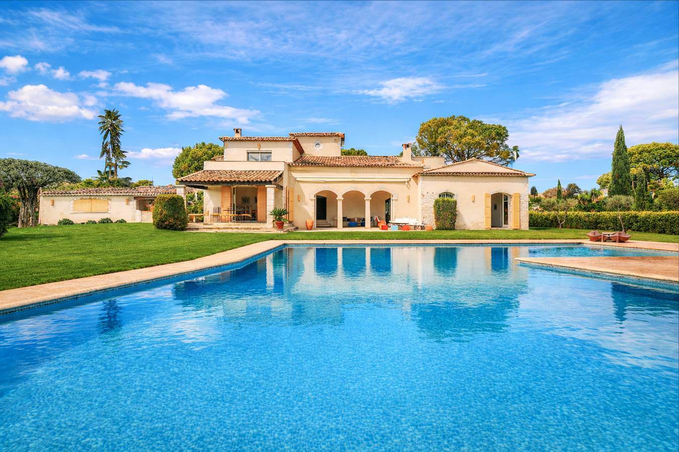 Magnificent Provençal Villa with Swimming Pool and Sea View in Antibes, Mediterranean Coast (France)