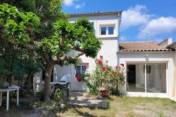 Location de vacances pour 6 personnes, avec terrasse et jardin à Lézignan-la-Cèbe