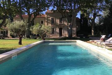 Gîte pour 15 personnes, avec jacuzzi et jardin à Cabannes