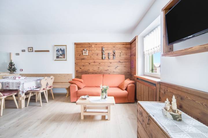 Appartement entier, "Appartamento Vernel" avec vue sur les montagnes, Wi-Fi, balcon et jardin in Canazei, Dolomiti Superski