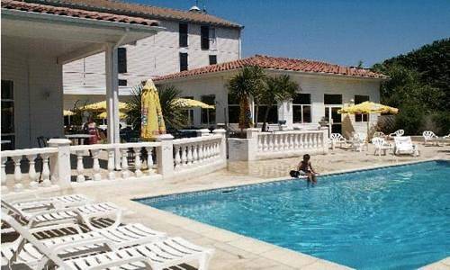 Hôtel, avec Terrasse ainsi que Jardin et Piscine