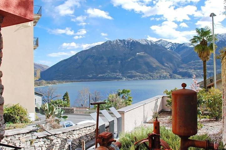Alleinstehendes Ferienhaus mit Klimaanlage,  W-Lan, Tv, Innenhof, Haustiere erlaubt, Panoramablick in Minusio, Tessiner Alpen