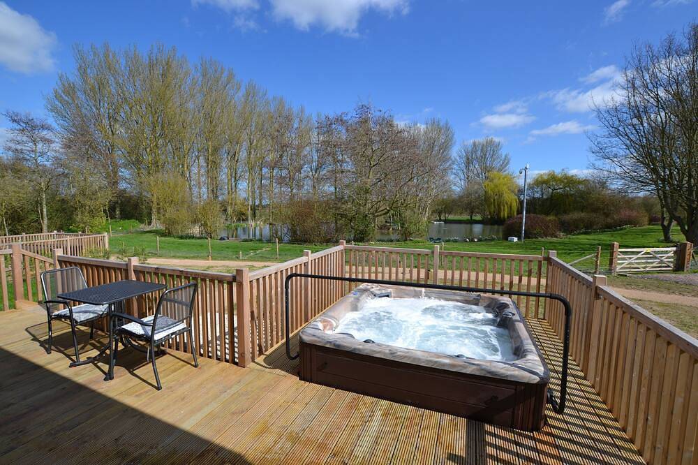 Entire apartment, Sparrowhawk Luxury Lodge with Sauna and Hot Tub in Chinnor, Chiltern Hills