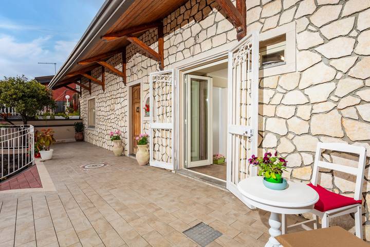Ganze Wohnung, Gästehaus 'Pètra Janca' mit Bergblick, privater Terrasse und Klimaanlage in Aci Sant'Antonio, Ätna
