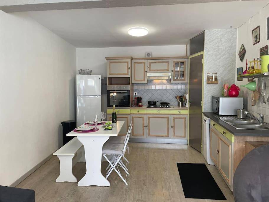 Appartement entier, Grand studio avec piscine au coeur du village in Le Puy-Sainte-Réparade, Région d'Aix-en-Provence