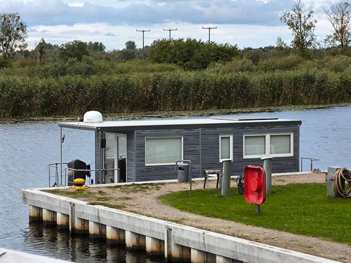 Boot für 3 Personen, mit Terrasse und Ausblick in Anklam