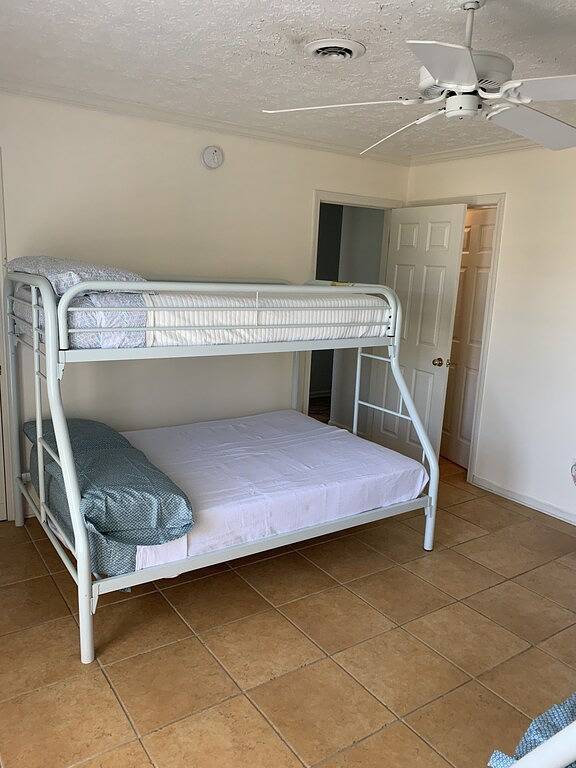 Vacation house for 8 people, with balcony and yard in Surfside Beach