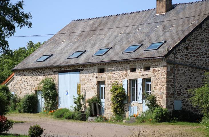 Gîte pour 14 personnes, avec terrasse ainsi que piscine et jardin à Bard-le-Régulier