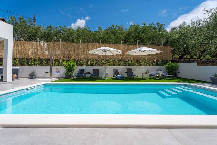 Hel lejlighed, 7km from beach, Trampoline, table tennis, 2 bedrooms in Naklice, Split-Dalmatien
