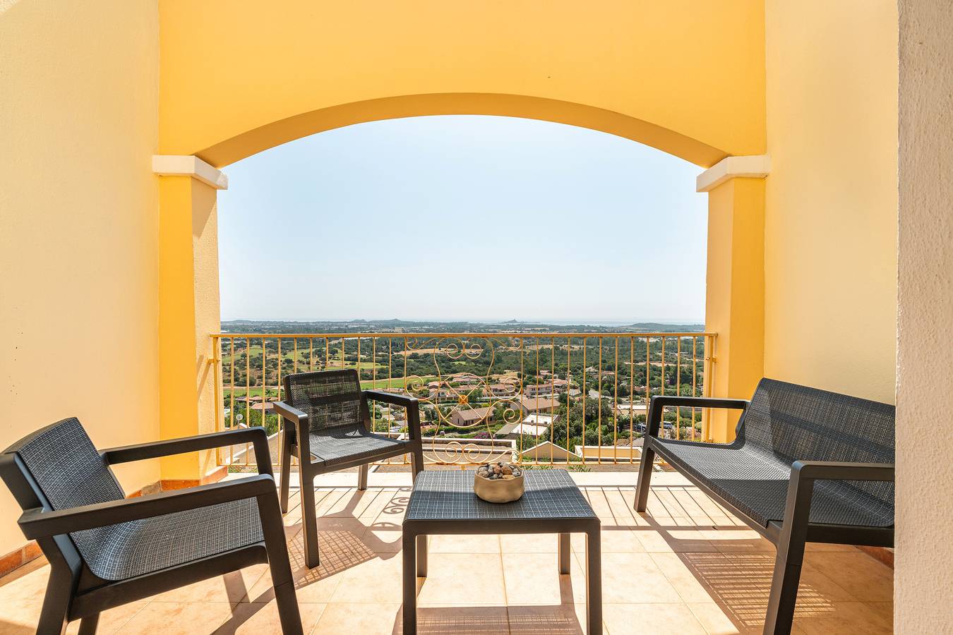 Apartamento entero, Apartamento 'En Is Molas Golf Club' con Vista al Mar, Piscina Comunitaria y Aire Acondicionado in Is Molas, Región de Pula