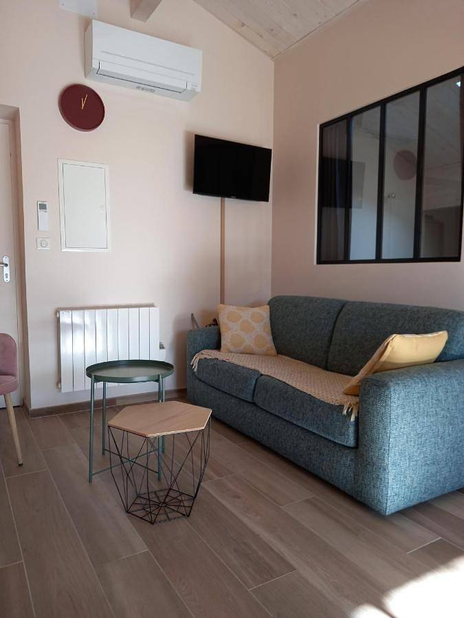 Appartement entier, Two-Bedroom Apartment in Chaintré, Région de Mâcon