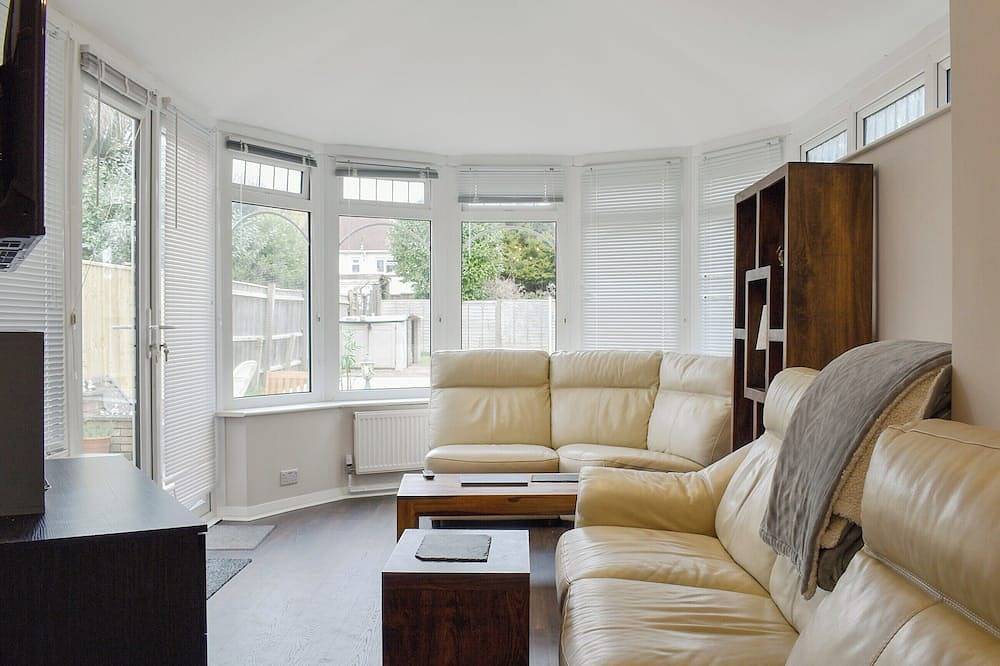 Log Cabin for 4 People in Poole, Poole Harbour