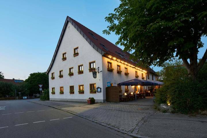 Hotel, mit Balkon und Terrasse in Neuching