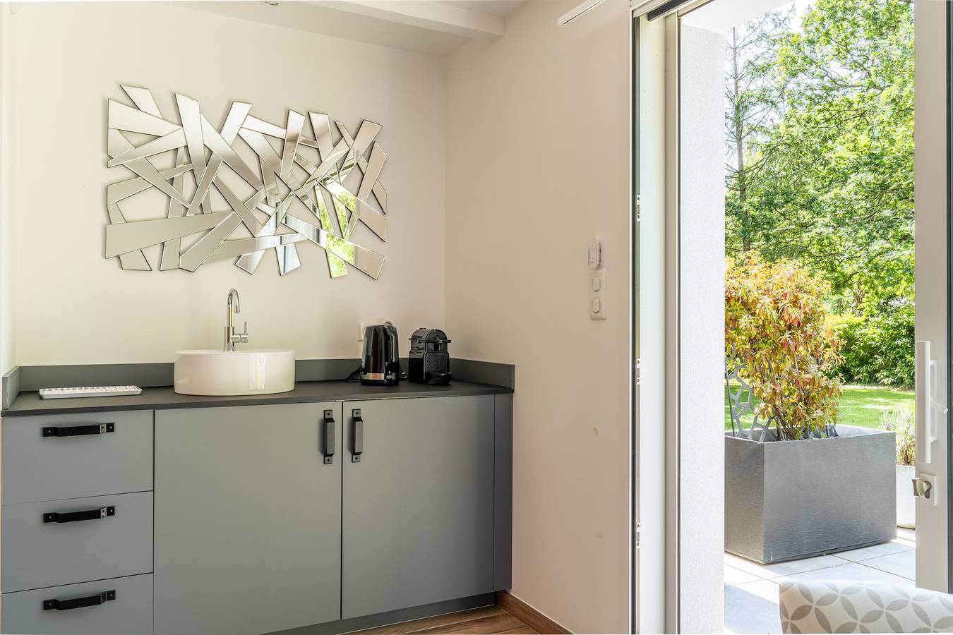 Bed and Breakfast 'Kerwall - Chambre Double' with Shared Pool, Private Terrace and Wi-Fi in Malville, Loire Valley
