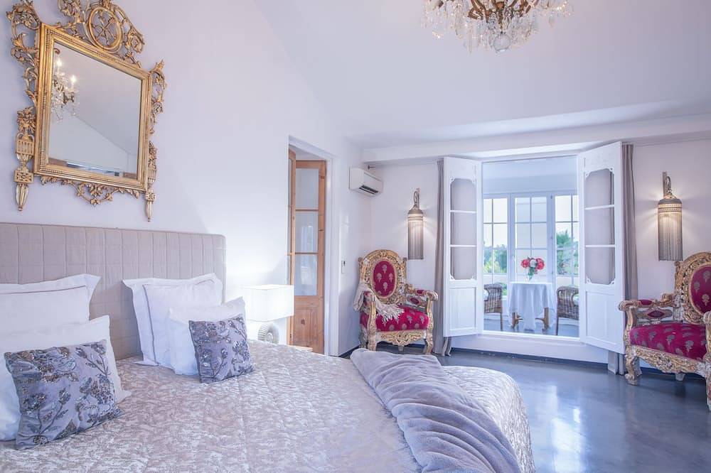 Luxury private estate 10 minutes to the sea, infinity pool & stunning views! in Sitges, Garraf