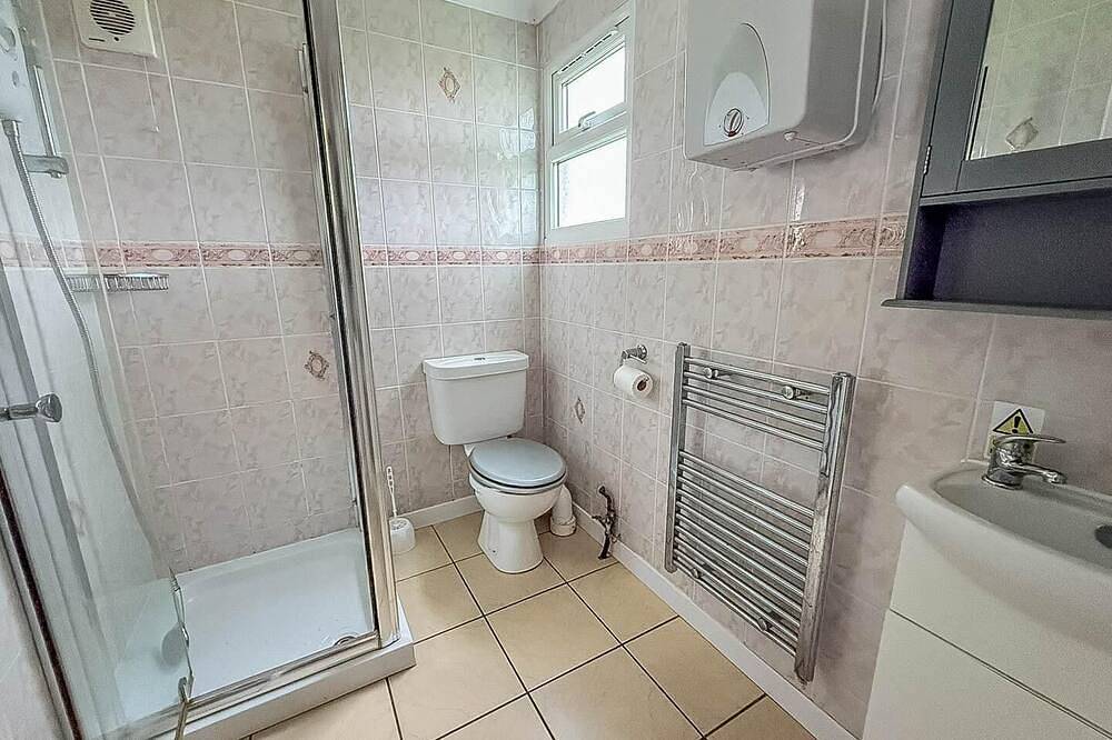 Superb chalet in nearby Hemsby Beach in Norfolk with free Wifi ref 00122Ba in Hemsby, Great Yarmouth