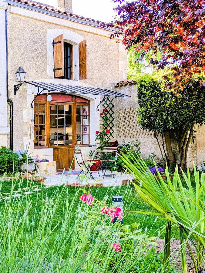 Gîte pour 4 personnes, avec jacuzzi et jardin à Saint-Angeau