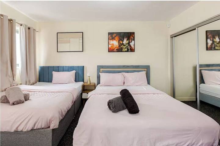Atom Large 4/5 Bed House, Balcony, Sleeps 13, Free Parking, East London in Barking e Dagenham, Londra