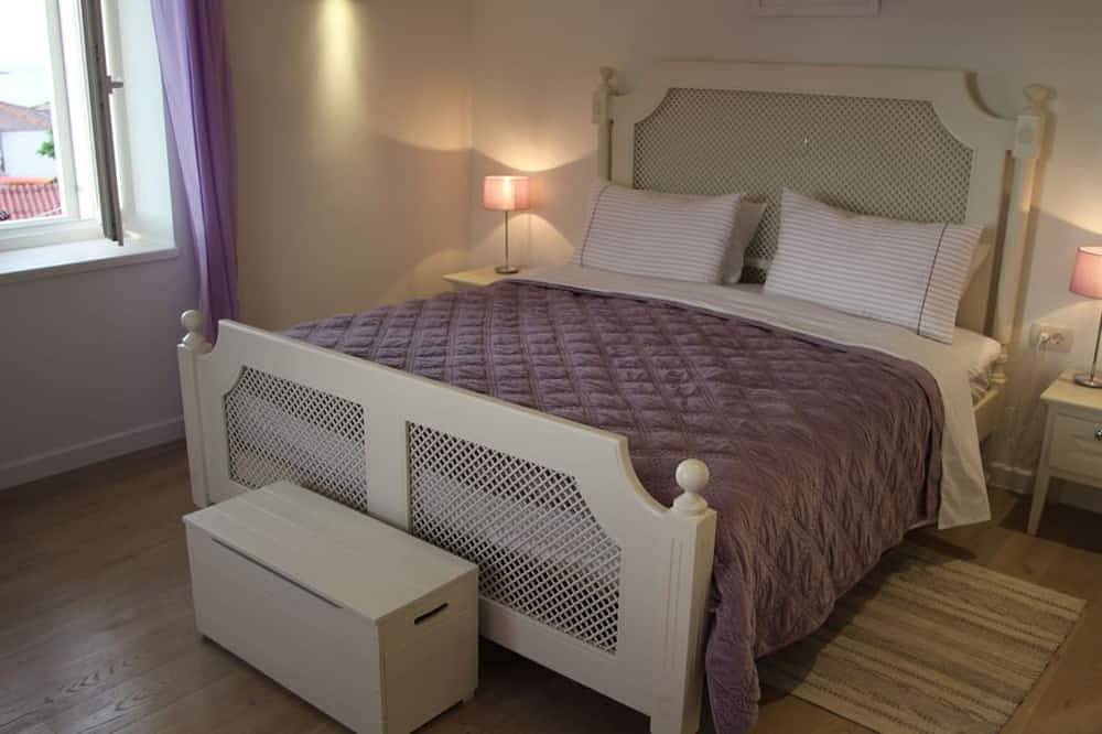 Quality Villa With Stunning Views, Near The Sea, Beaches, Shops, And Restaurants in Vis Town, Vis (Dalmatia)