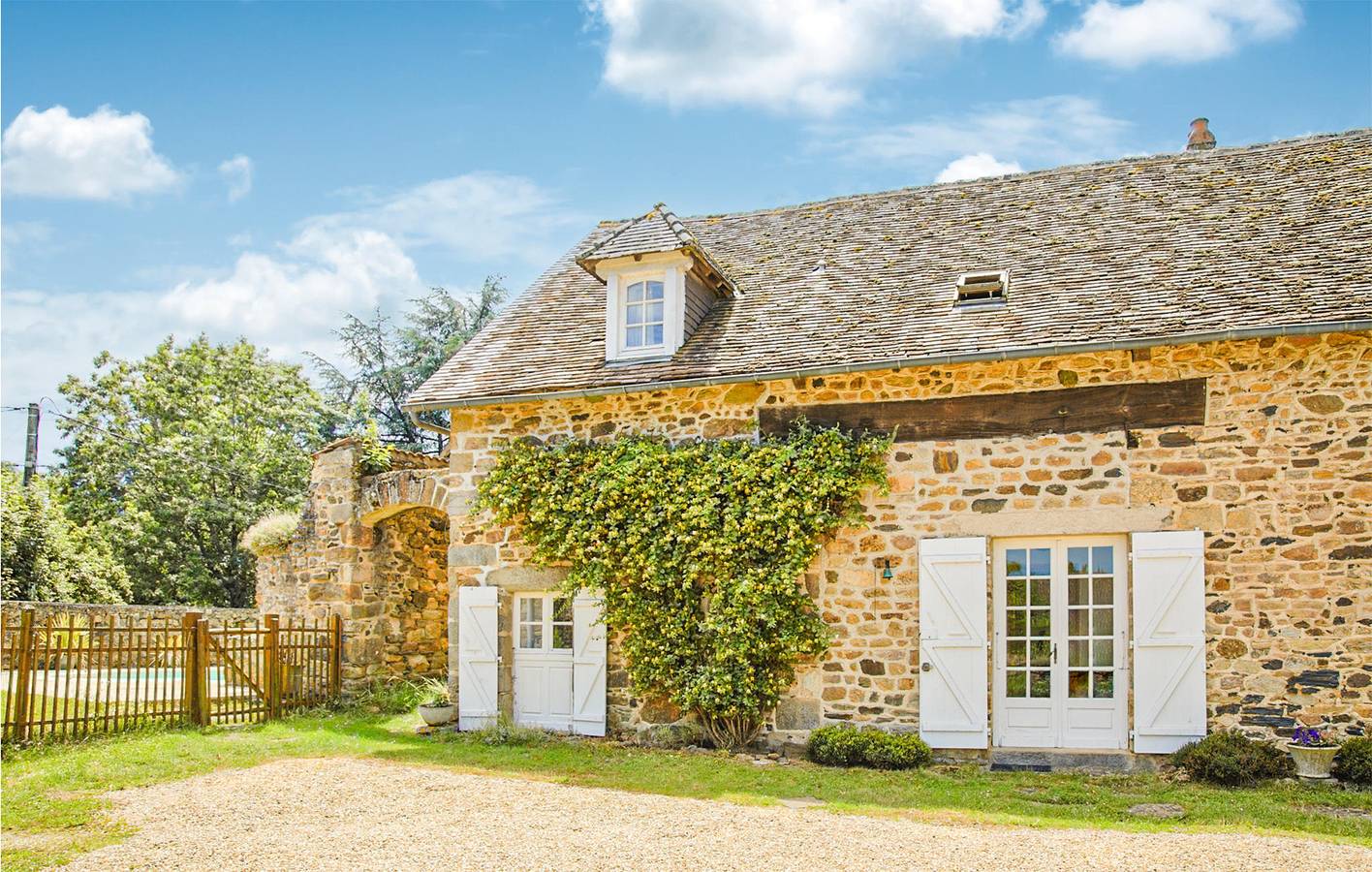 110 sq ft Apartment with Parking, TV, Pool & Internet in Saint-Aurélien, Limoges region