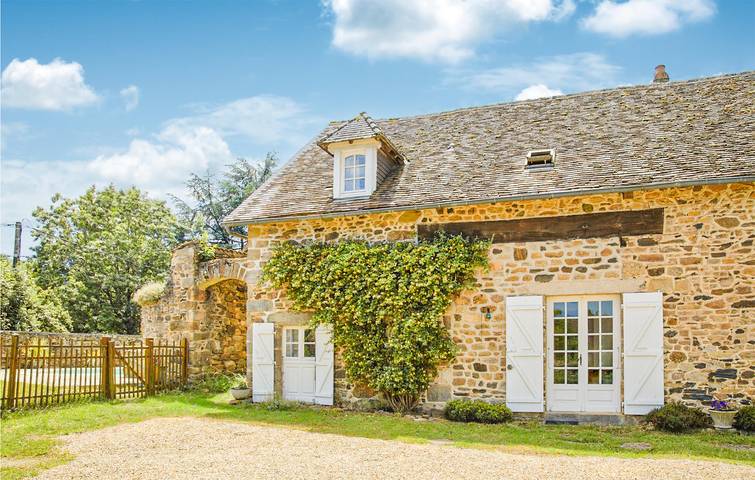Apartamento de 110 pies cuadrados con aparcamiento, TV, piscina e Internet in Saint-Aurélien, Janailhac