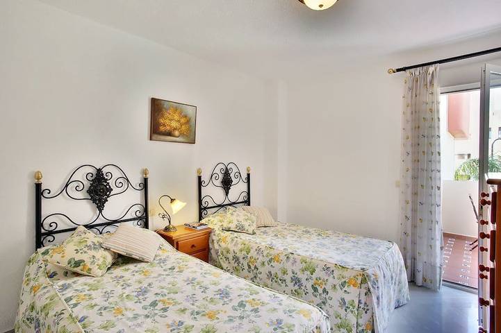 Maison en bord de mer, jardin privatif, terrasse tropézienne et Jacuzzi in Reinoso, Estepona