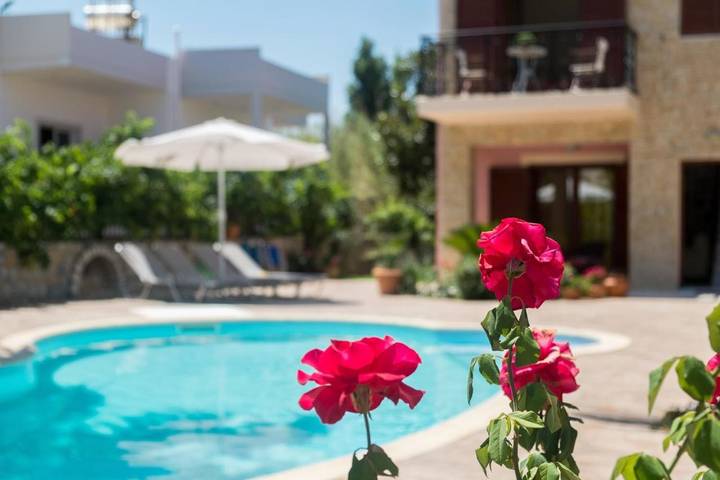 Ferienhaus für 5 Personen, mit Balkon und Whirlpool sowie Terrasse und Garten in Gerani