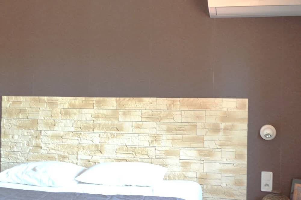Geheel appartement, Apartment with terrace in La Crau, Toulon regio