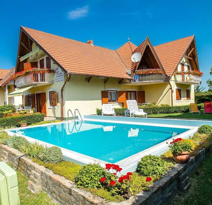Ferienwohnung für 4 Personen, mit Balkon und Terrasse sowie Garten und Pool in Balatonmariafürdö - 4