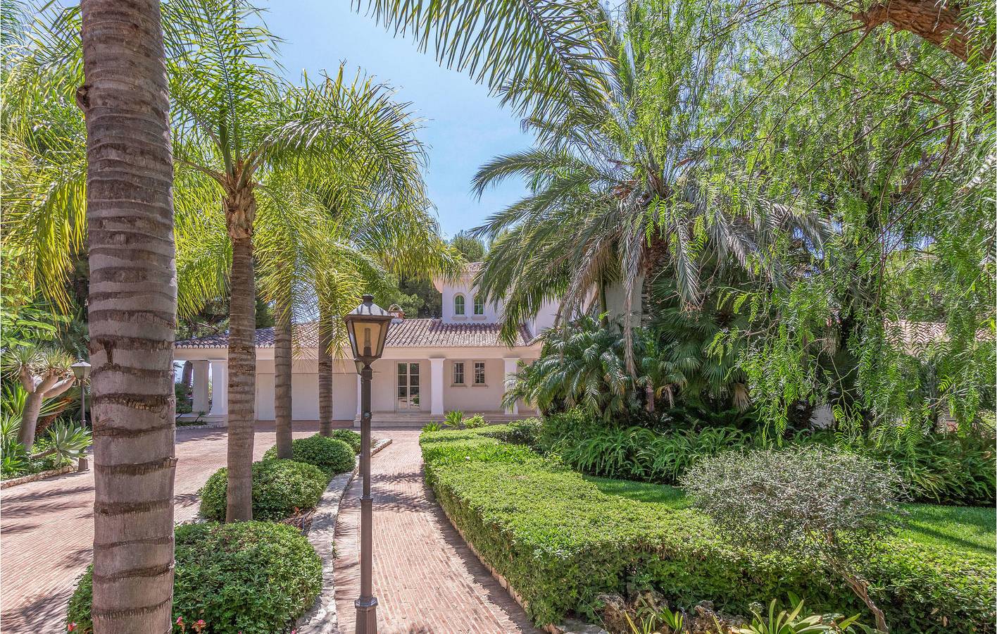 Poolside 2BR mit Parkplatz & Terrasse in Málaga (Este), Malaga