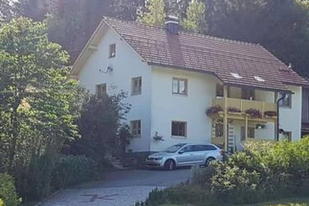 Mit Kaminofen, Fitnessraum und Sauna in Neureichenau, Šumava Mountains
