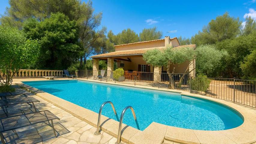 Location de vacances pour 2 personnes, avec jardin ainsi que vue et piscine à Grans