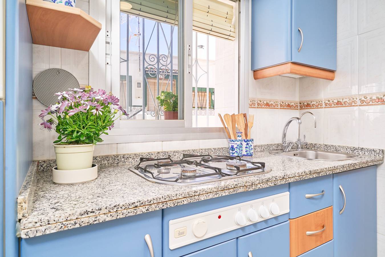 Apartamento entero, Apartamento 'Encantadora Casa Andaluza' con vistas al mar, Wi-Fi y aire acondicionado in Salobreña, Costa Tropical