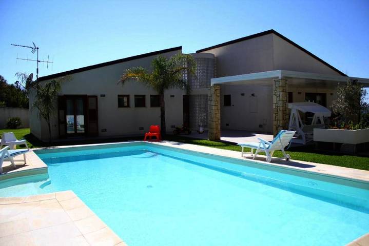 Villa per 8 persone, con giardino e idromassaggio nonché piscina a Alcamo Marina