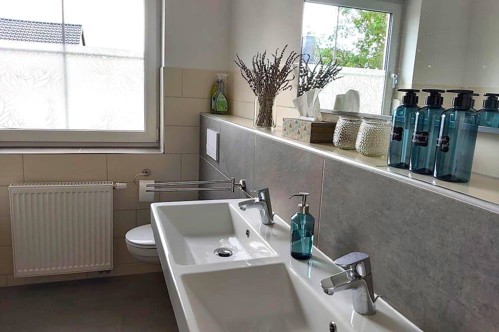 Ganze Wohnung, Apartment with terrace at the rose garden in Alzenau, Spessart-Mainland