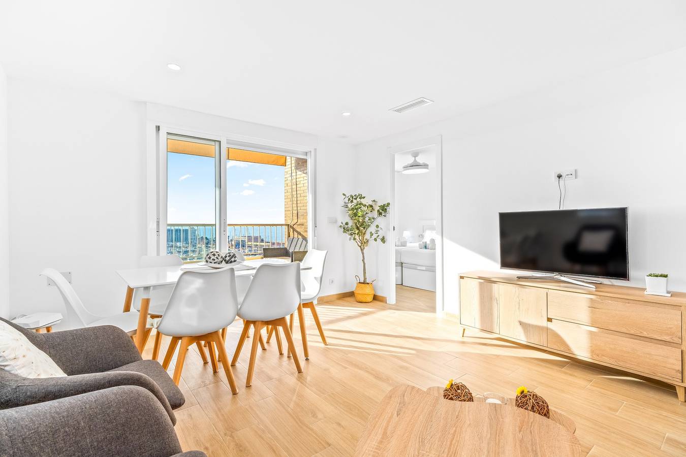 Entire apartment, Apartment 'Sunflower Avenida' with Sea View, Balcony and Wi-Fi in Santa Pola, Costa Blanca