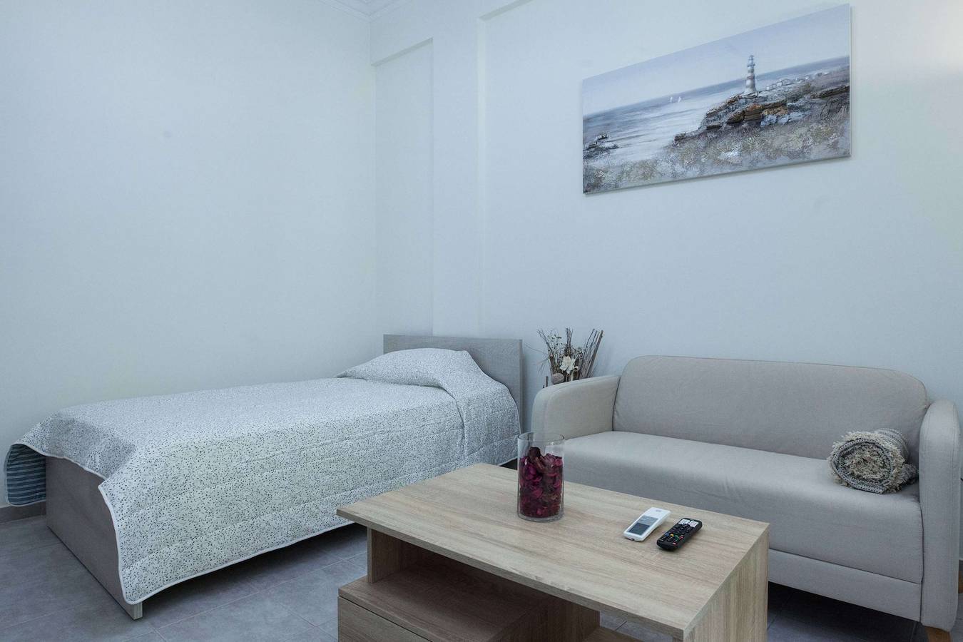 Entire apartment, Sunny 1 Bd Apt in Kallithea with Patio in Athens, South section of Athens