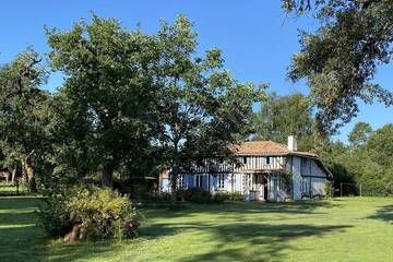 Gîte pour 14 personnes, avec terrasse et jardin à Luxey