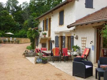 Maison d’hôte pour 3 personnes, avec jardin ainsi que vue et piscine à Iguerande