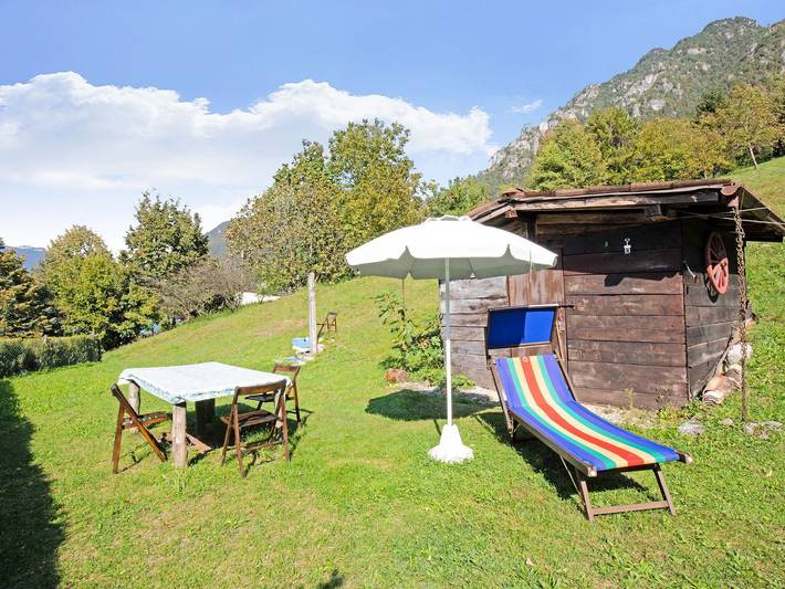 Hütte in Parole nahe Wald und See in Idro, Gardasee-Berge