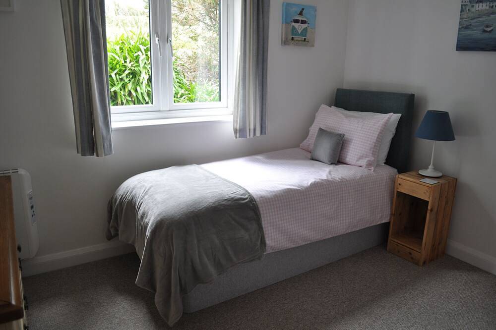 2 Bedroom Holiday Home - with Hot Tub & Ev Charger in Cornwall