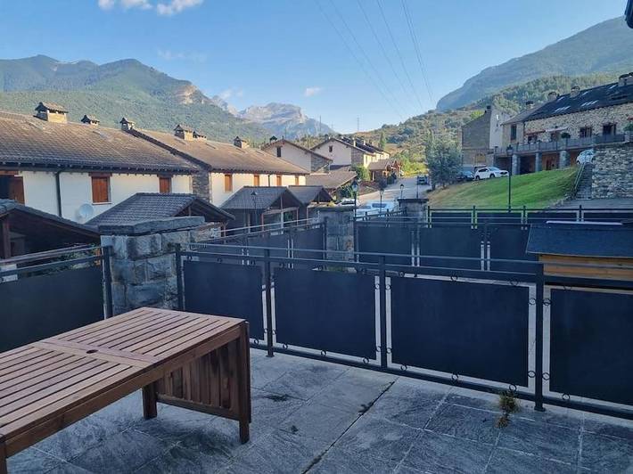 Casa rural para 9 personas, con vistas además de terraza y jardín en Valle del Aragón - 4