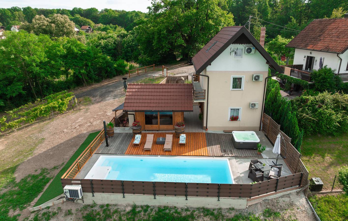 Geräumige 2-Zimmer-Wohnung mit Pool, Terrasse und Parkplatz in Donja Lomnica, Zagreb und Umgebung