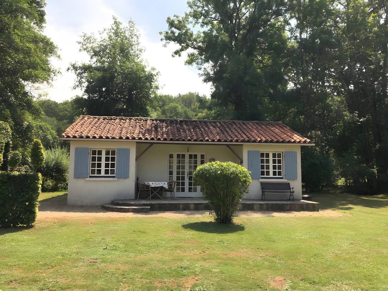 Vakantiehuis 'Le Lavoir' met Gedeeld Zwembad, Privé Terras en Gemeenschappelijke Tuin in Varaignes, Regionaal Natuurpark van de Perigord-Limousin