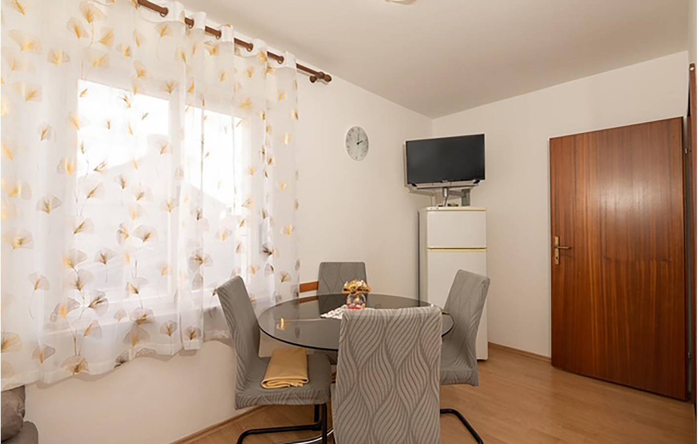 Cały apartament wypoczynkowy, Apartament wakacyjny dla 4 osób z taras in Jadranovo, Żupania primorsko-gorska
